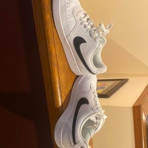 Nike Men’s Size 8 Lightly used Black and White